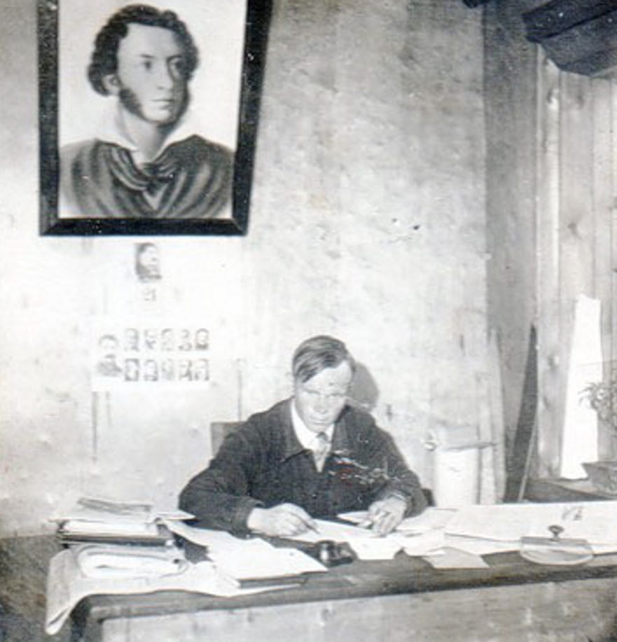 На рабочем места в редакции газеты "Красный горняк". 21.06.1938 год