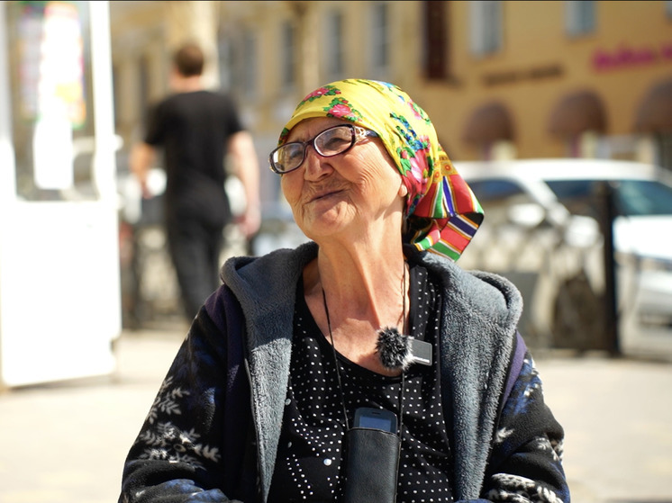 «Бабушка, которая поет»: что известно о женщине, поющей в центре Астрахани