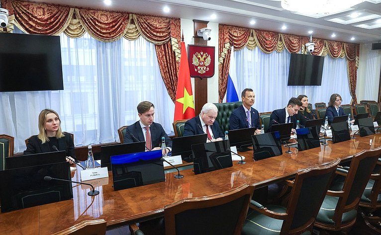 Первый заместитель Председателя Совета Федерации Андрей Яцкин и заместитель Председателя Национального собрания Социалистической Республики Вьетнам Нгуен Кхак Динь провели совместное заседание групп по межпарламентскому сотрудничеству в онлайн-формате