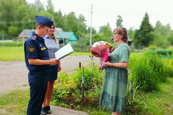 Бизнес команда. Мужчина и женщина в офисе. Помощник аудитора. Сотрудник оо. Помощник руководителя.