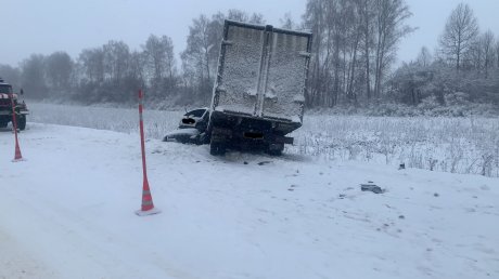 В Камешкирском районе столкнулись 2 машины, погибла женщина