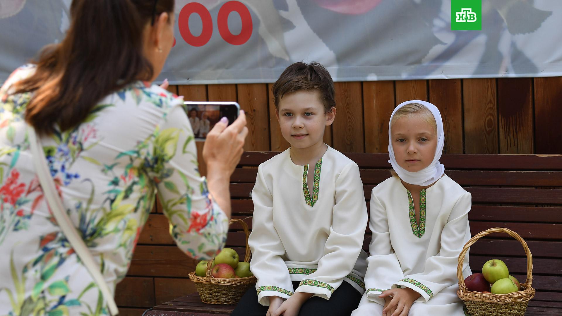 Спас соц сеть. Яблочный спас. Яблочный спас храм. Яблочный спас Грузия. Проведение праздника яблочный спас.