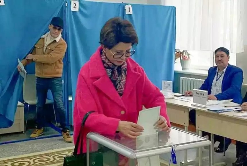 Роза Рымбаева, Мурат Кусаинов, Ислам Байрамуков: кто из знаменитостей пришел на выборы в Алматы