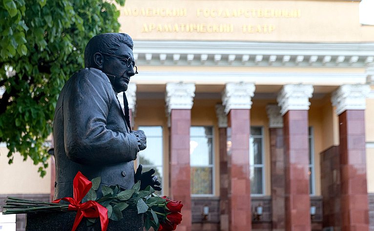 В рамках культурной части российско-белорусской экспедиции установлен бюст А.С. Грибоедова у входа в Смоленский государственный академический драматический театр, носящий имя драматурга