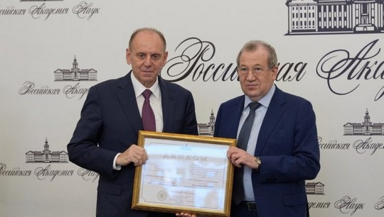 Дмитрий Пумпянский (слева) — председатель наблюдательного совета вуза