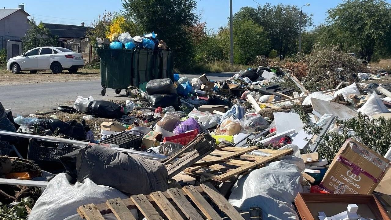 У входа на Центральное кладбище Волгограда разрослась пахучая свалка