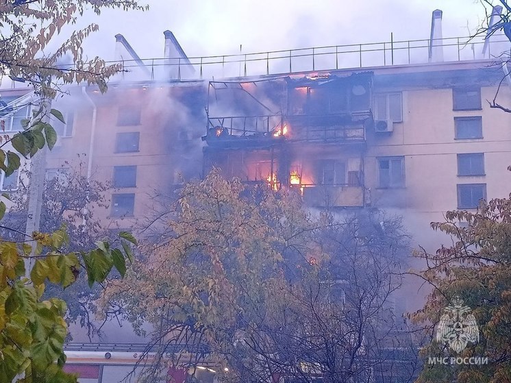 В Севастополе горит многоквартирный дом