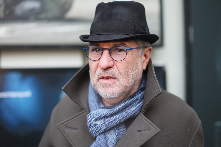 Режиссер Евгений Гришковец на церемонии прощания с ректором Школы-студии МХАТ Игорем Золотовицким в МХТ имени А. П. Чехова в Москве