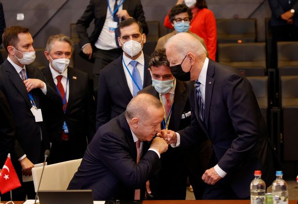 Президенты Турции Реджеп Тайип Эрдоган и США Джозеф Байден на саммите НАТО в Брюсселе