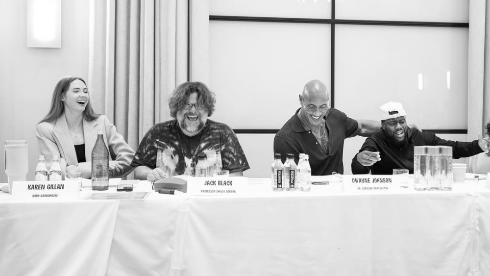 Фото с чтения сценария фильма «Джуманджи 3» (2026) / Фото: соцсети Дуэйна Джонсона