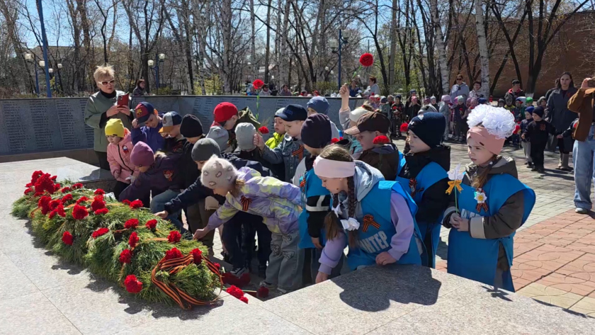 В Белогорске почтили память 13 тысяч фронтовиков у Мемориала Славы - gtrkamur.ru