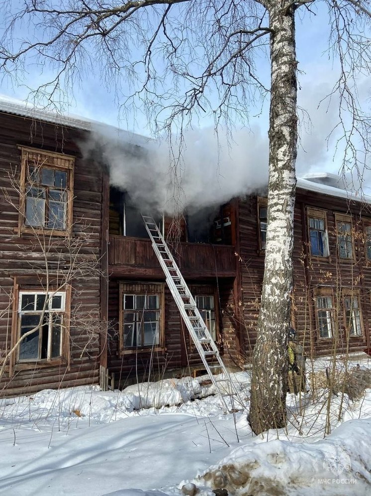 Расселенный деревянный дом загорелся в Нижнем Новгороде