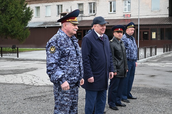 Заместитель губернатора Новосибирской области передал ключи от 8 новых автомобилей подразделениям уголовно-исполнительной системы региона