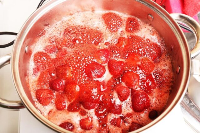 Клубничный компот из замороженной клубники: рецепты, в кастрюле, без сахара, польза