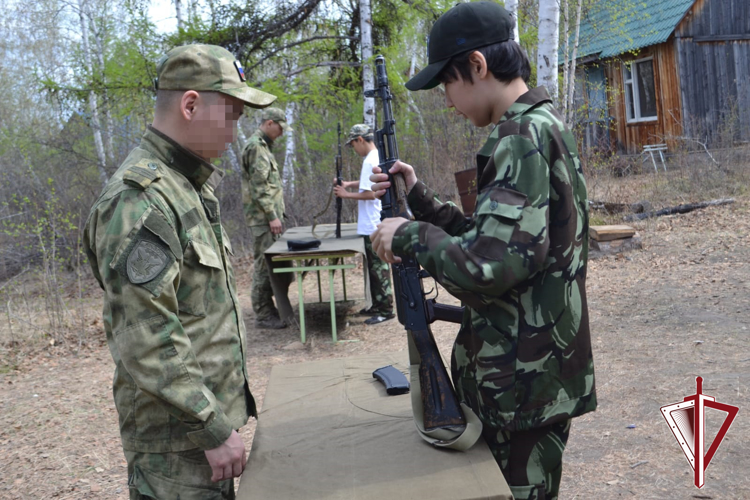 Бойцы ОМОН «Бизон» провели военно-полевые сборы для подшефных классов на базе летнего лагеря п. Табага