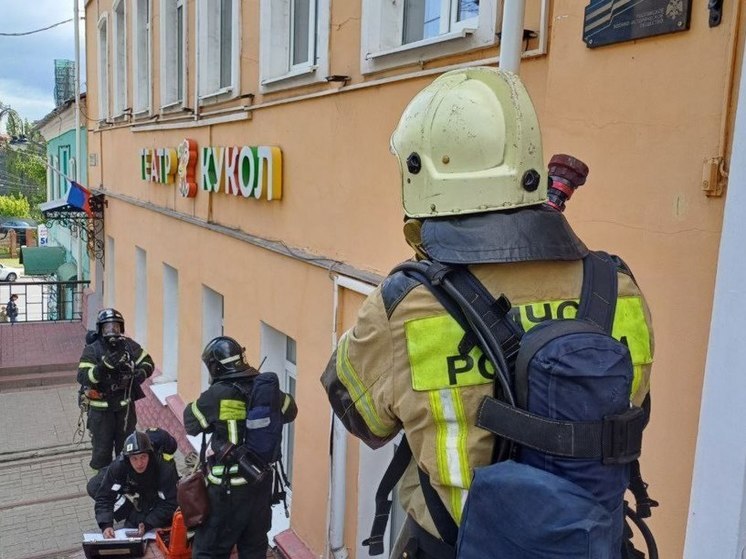 Жителей Курска обеспокоило скопление пожарной техники у театра кукол