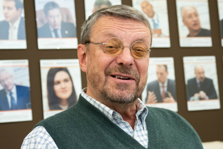 «Энергии созвездия Рыб закончились, и пришли энергии созвездия Водолея. Собственно, с этими космическими преобразованиями и связаны глобальные трансформации», — заявил Девятов