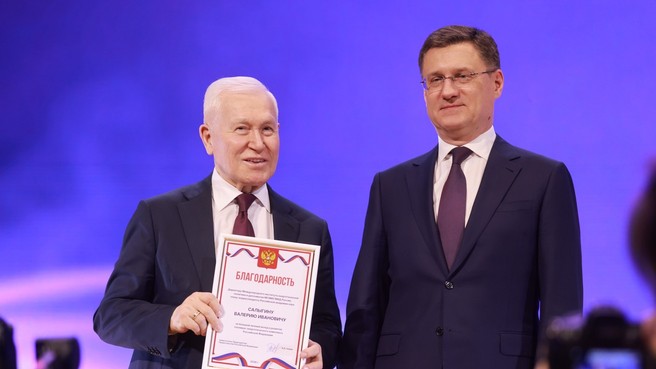 Александр Новак в рамках Дня МИЭП вручил благодарности руководству и сотрудникам института. С доктором технических наук, педагогом, профессором, учёным в области энергетики, членом-корреспондентом РАН Валерием Ивановичем Салыгиным
