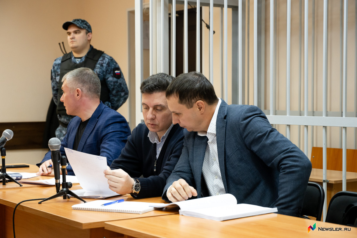 Руслан Мамедов в центре.