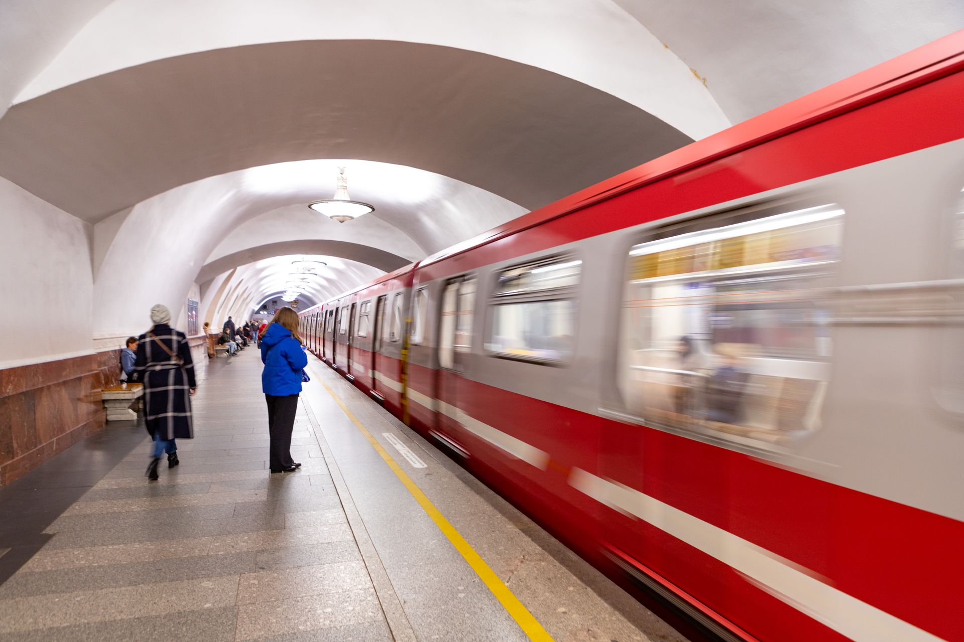 Метро пассажир спб. Платформа метро. Поезд метро. Метро Петербурга. Площадь Восстания метро.