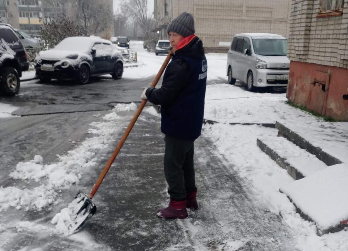 По поручению мэра Хабаровска Сергея Кравчука управляющие компании в течение дня наводили порядок на придомовых площадках