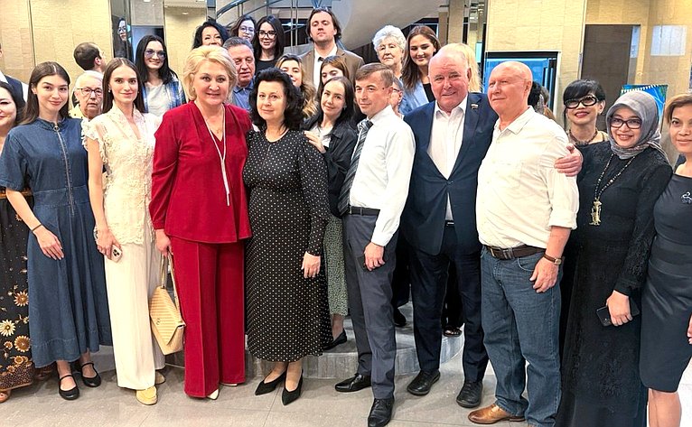 Российские парламентарии встретились с российскими соотечественниками в Российском центре науки и культуры