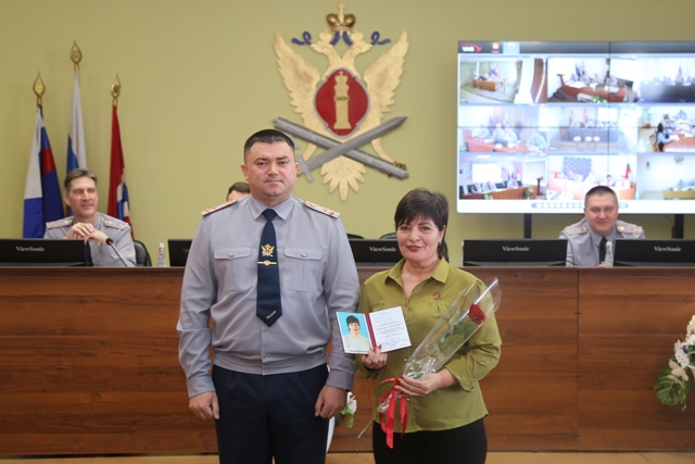 Сотрудники Омского УФСИН получили удостоверения о занесении на Доску Почёта