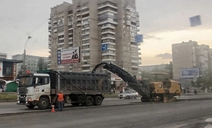 В Волгограде приступили к фрезерованию изношенного покрытия на проспекте Героев Сталинграда