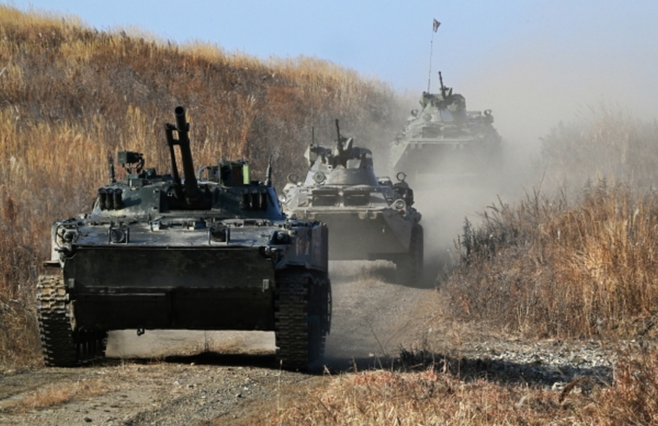 Боевая машина пехоты БМП-3 и бронетранспортёры БТР-82А во время учений морской пехоты Тихоокеанского флота.