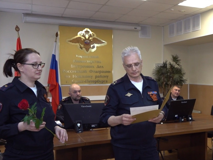 Полиция наградила петербуржцев, спасших женщину от преступника с ножом на Чудновского