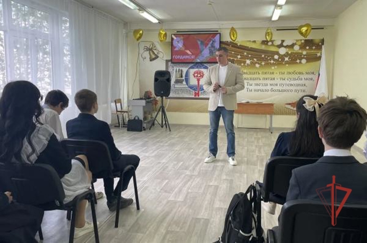 Уроки фронтовых лет: в канун празднования Дня Победы ветеран Росгвардии рассказал школьникам о легендарных «Ночных ведьмах»