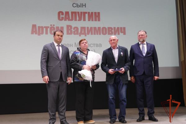 В Омске вручили награду общественного признания отцу сотрудника СОБР, погибшего на СВО