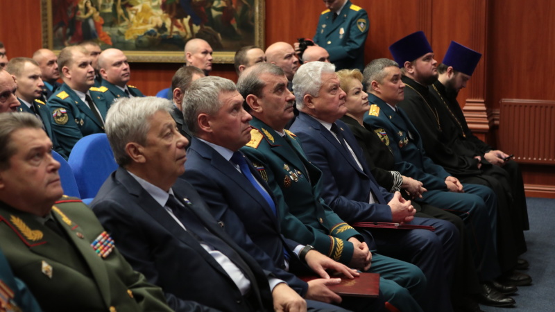 В профессиональный праздник в Екатеринбурге чествовали наиболее отличившихся сотрудников и граждан, проявивших мужество и героизм