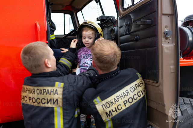 Огонь добра: Пожарные Сургута подарили чистоту и радость центру помощи животным «Переправа»