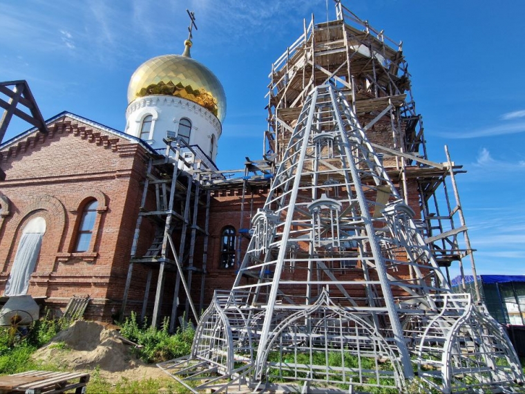 В Большеречье воздвигнут небесно-золотой шатер над колокольней Успенского храма