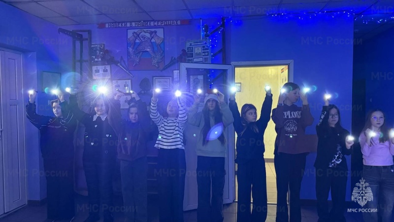 Школьники Северо-Западного административного округа поздравили пожарных с наступившим Новым годом