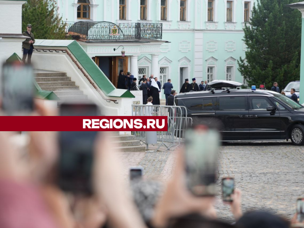 Видео: сотни жителей Сергиева Посада встречают Владимира Путина возле храма