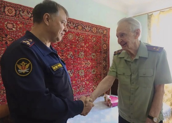 Ветеран уголовно-исполнительной системы Саратовской области принимает поздравления со 100-летием
