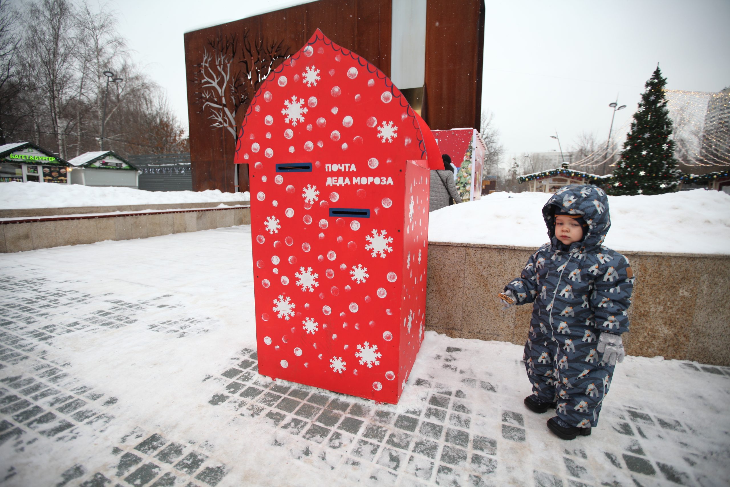 Новый год пика. Почтовый ящик Деда Мороза. Почтовый ящик для писем деду Морозу. Рождественский почтовый ящик. Почтовый ящик Деда Мороза из пеноплекса.