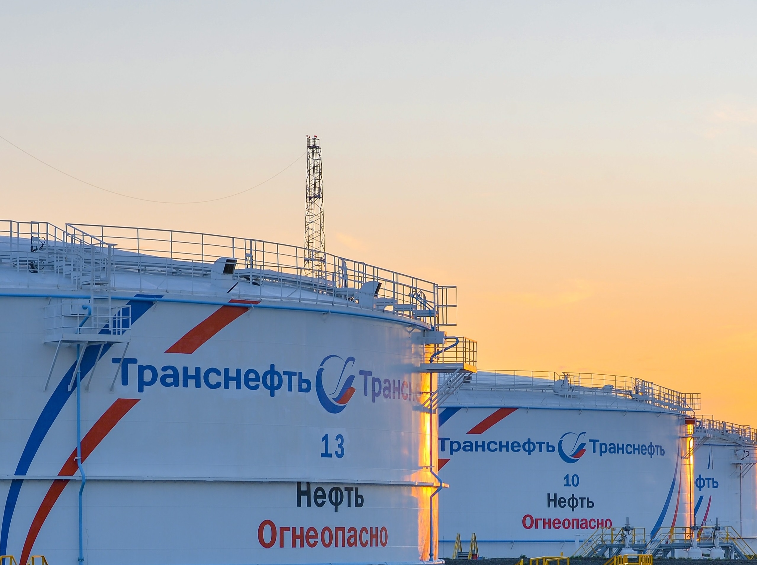 Нефти транснефть. Нефть транснефть. Транснефть волга. Резервуарные парки транснефть. Нефтеналивная станция.