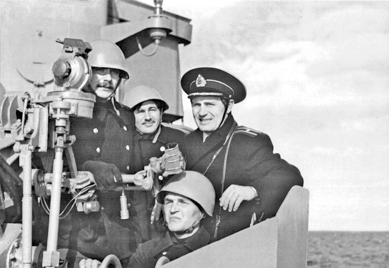 Никита Михалков с товарищами по оружию на Тихоокеанском флоте, 1972 год