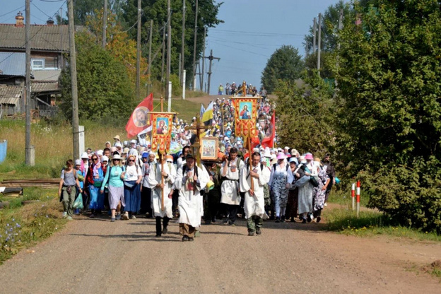 Полицейских Белой Холуницы поблагодарили за охрану 90-километрового крестного хода