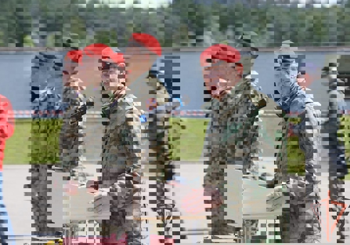 Генерал-полковник Юрий Яшин поздравил спецназовцев, которые успешно прошли квалификационное испытание на право ношения крапового берета (видео)