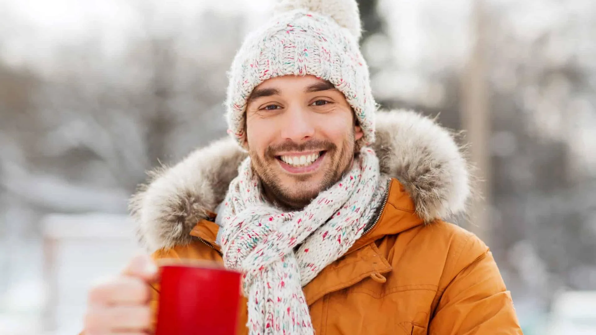 Довольная зимой. Девушка зима. Довольная зимой. Мужская фотосессия зимой. Радость зимой.
