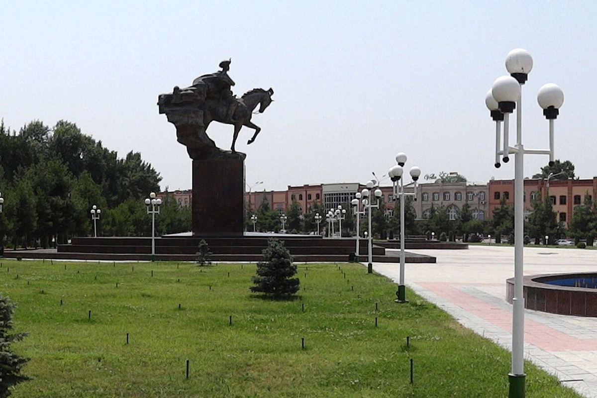 В Андижане перенесут памятник Бабуру для строительства торгового комплекса