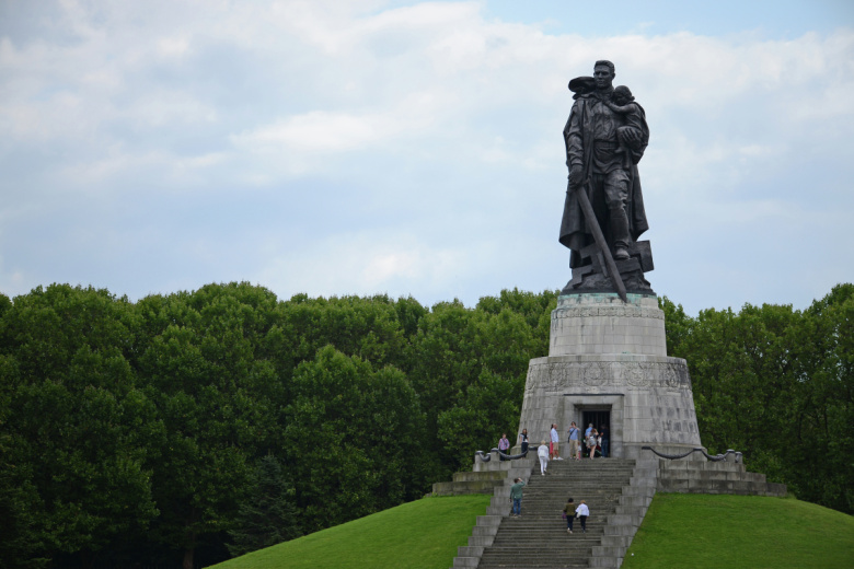 Монумент «Воин-освободитель» в Трептов-парке в Берлине
