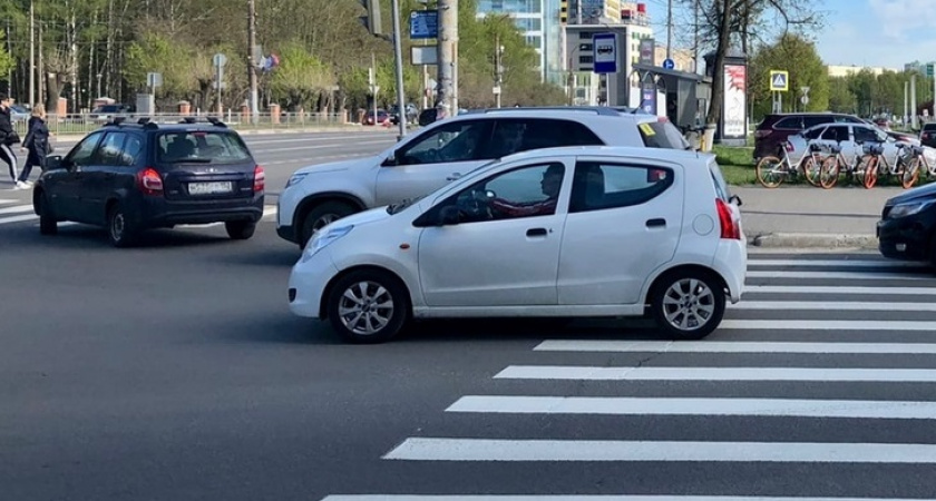 водители каких автомобилей нарушили правила остановки одностороннее движение пешеходный переход