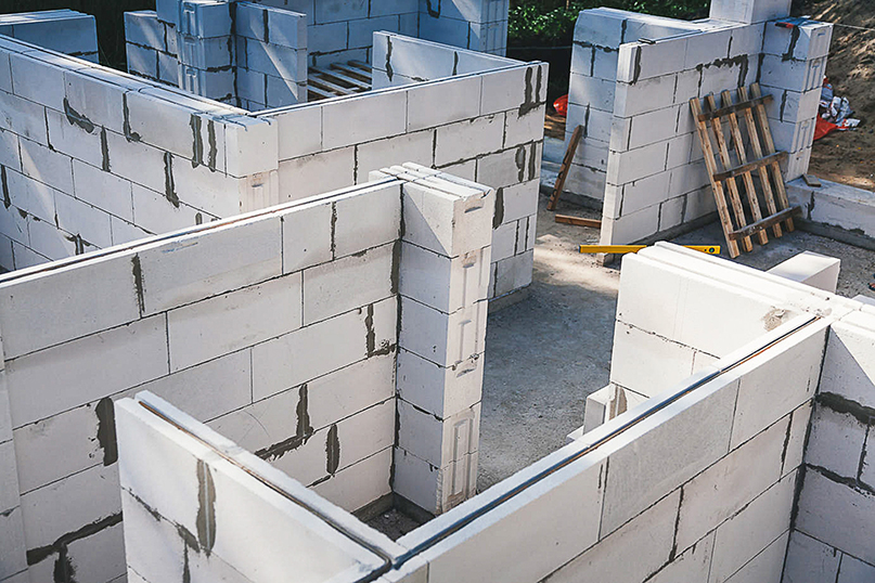 перегородочный блок газобетон. межкомнатная стена из пескоблоков. блок паз гребень газосиликат. перегородки в доме из газобетона. блок перегородочный сибит.