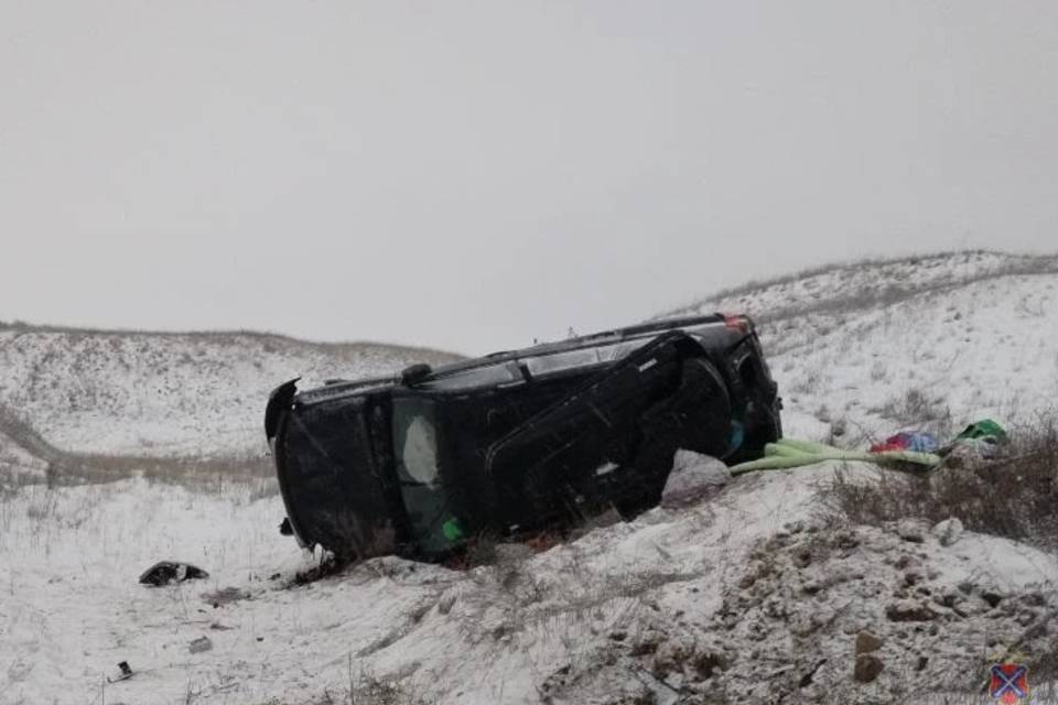 Рядом с Волгоградом автомобиль опрокинулся в кювет