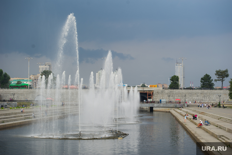 Фонтан на плотинке в екатеринбурге. Фонтаны на Плотинке. ЕКБ достопримечательности Плотинка. Плотинка Екатеринбург водопад. Фонтан на Плотинке Екатеринбург 2023.